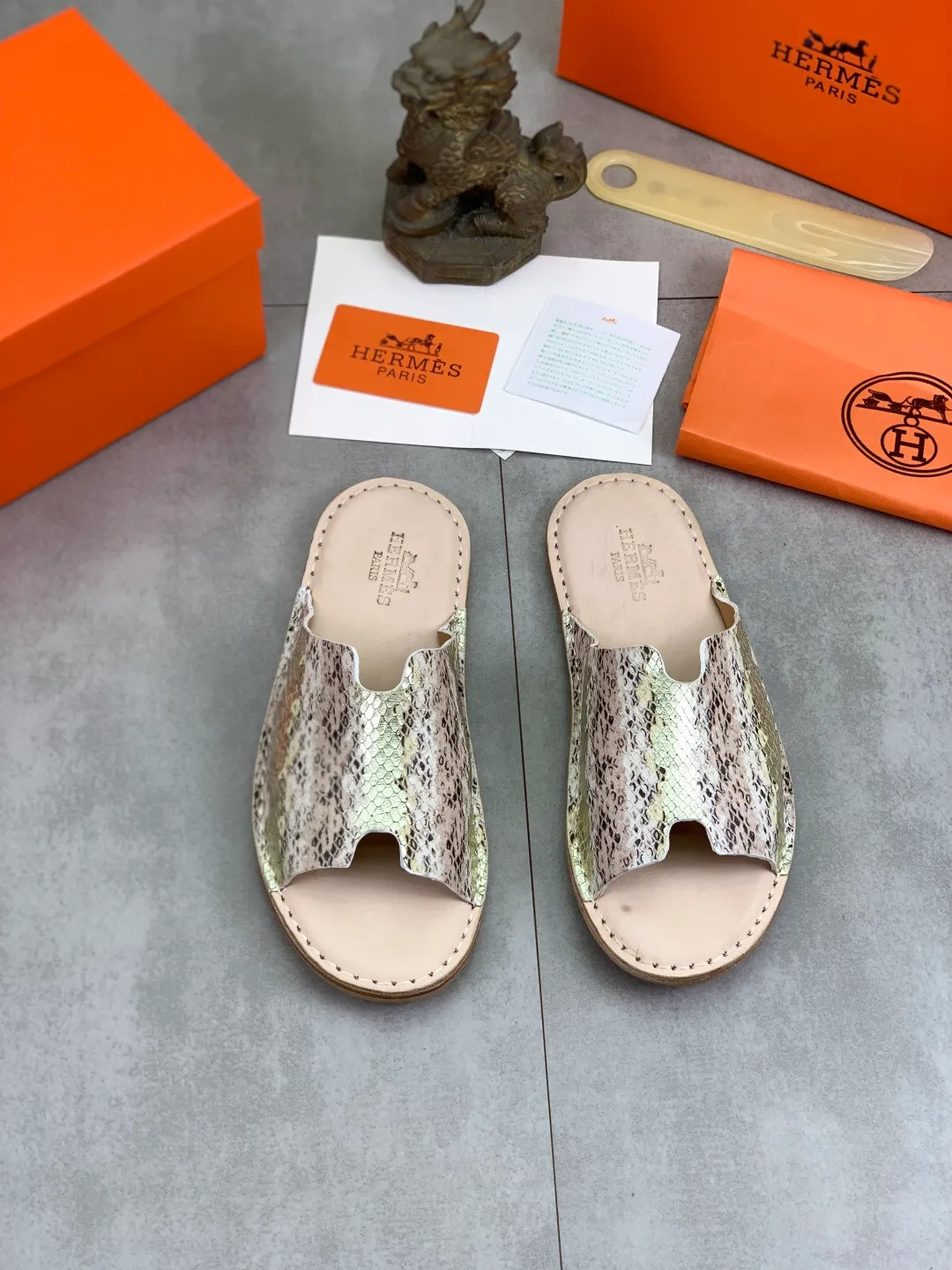 Men's men's shoes 💰P360 new model (genuine leather outsole series) new colors are coming simultaneously on the official website [HERMES] Hermès series: original development, original anatomy display, exclusive outsole [Material] Sole: original genuine leather sole with cow essence film 🌸. Fabric Original calfskin Lining: Imported cowhide, delicate and soft Code number: 38-44